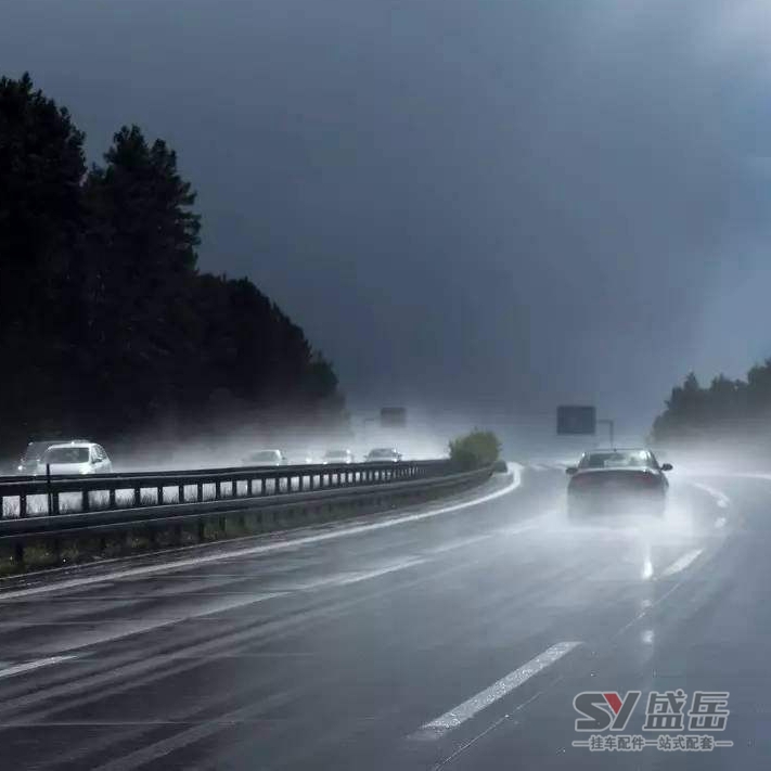 掛車(chē)下雨天走高速必不可少的知識(shí)